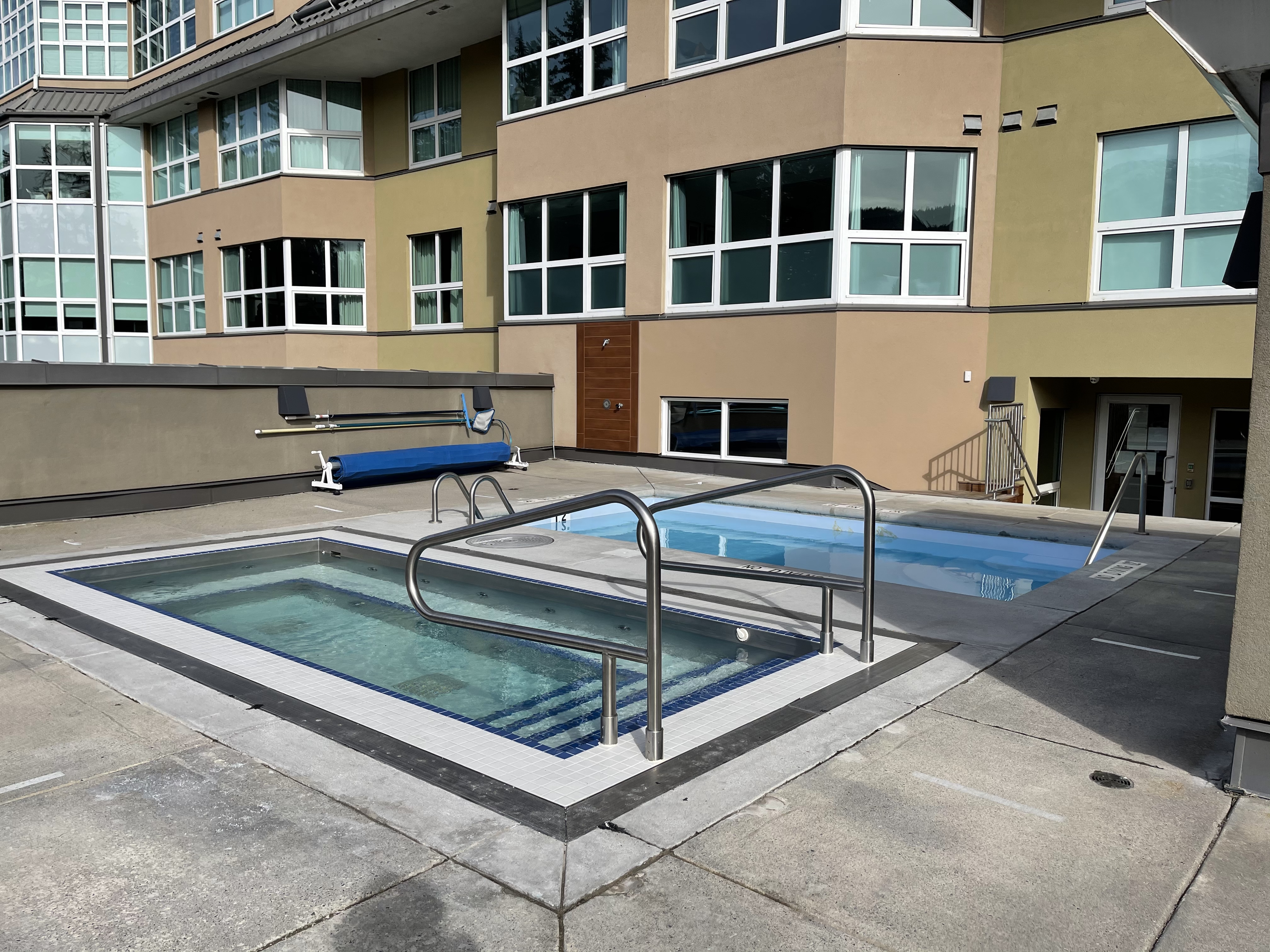 Le Chamois outdoor hot tub and dip pool